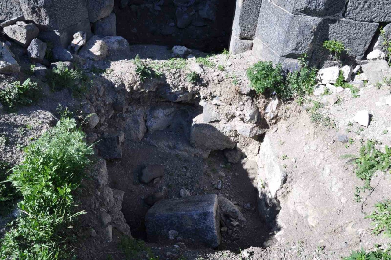 Kars’ta defineciler kilise de kazılmadık yer bırakmadı