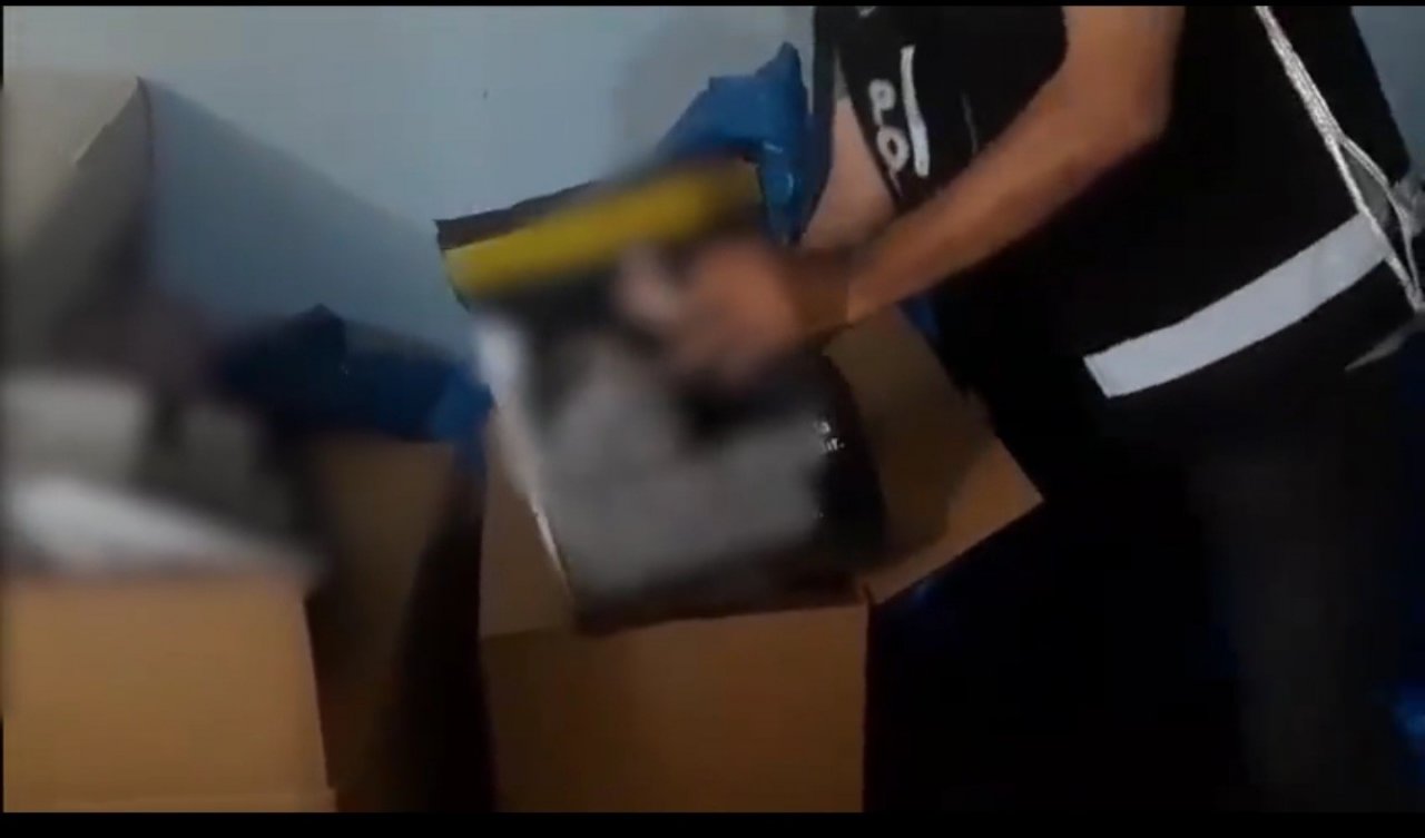 Depoya yapılan baskında 1 milyon adet boş makaron ele geçirildi