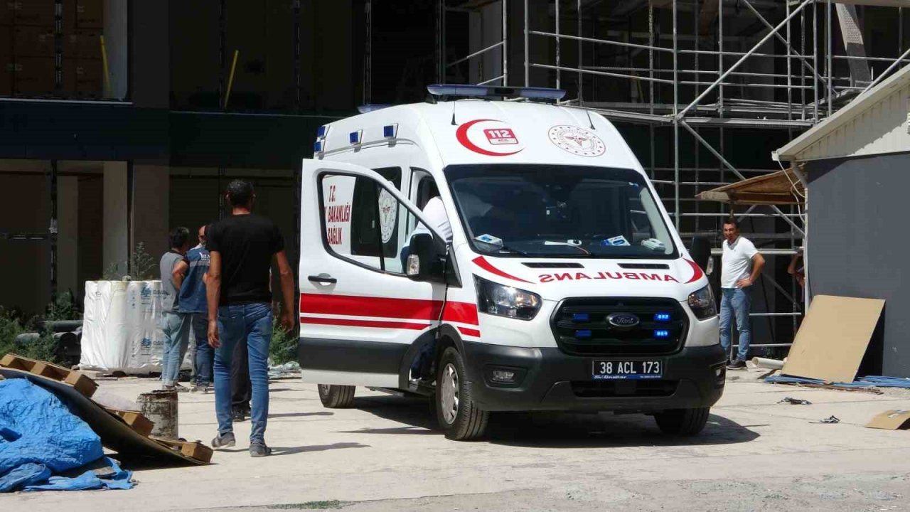 İnşaatta 3 metrelik boşluğa düşen işçiyi itfaiye kurtardı