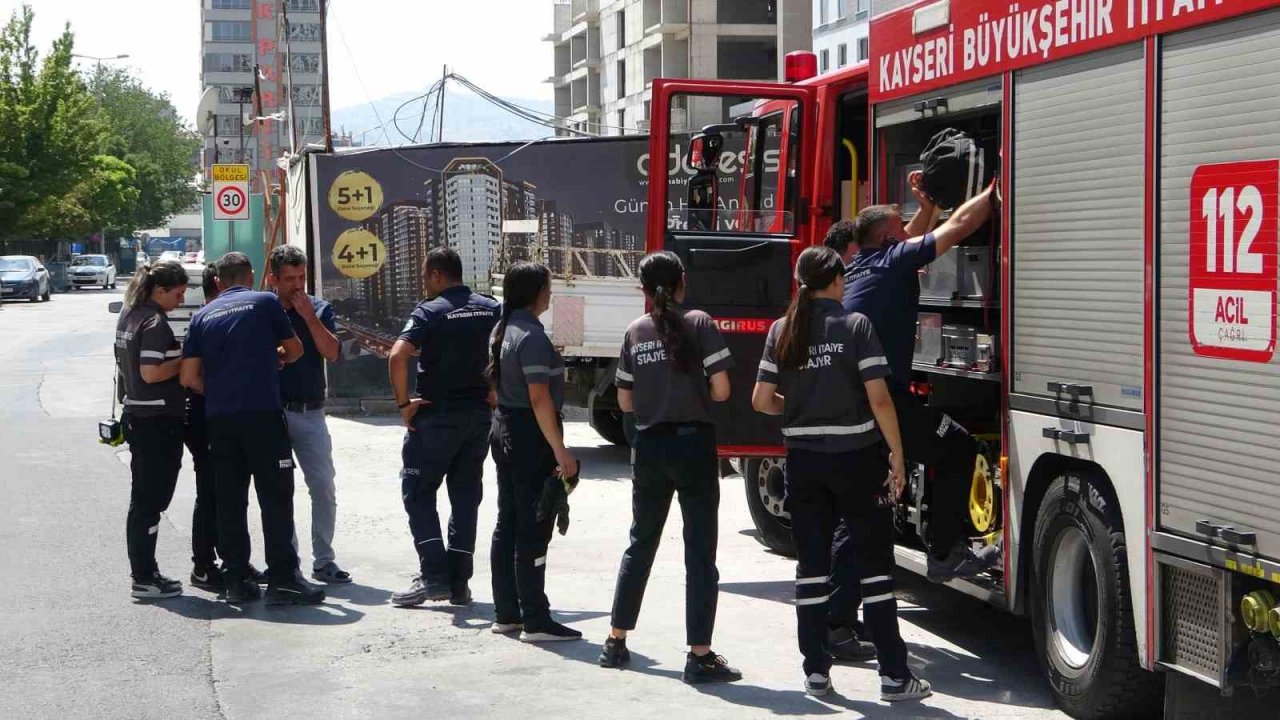 İnşaatta 3 metrelik boşluğa düşen işçiyi itfaiye kurtardı