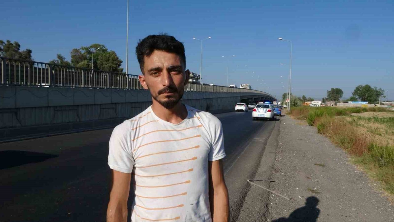 Servis otobüsünün önünden geçti, motosikletin altında kalarak yaralandı