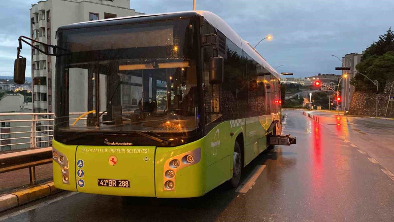 Belediye otobüsünden çıkan dumanlar korkuttu