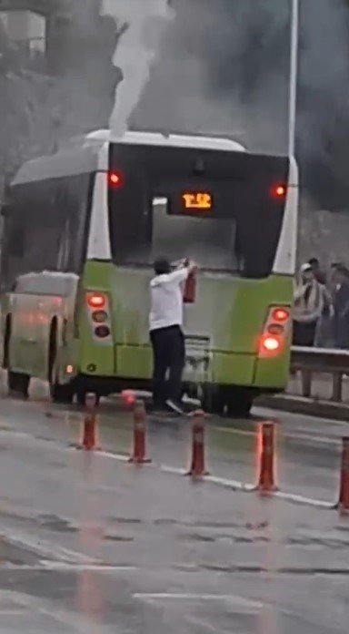 Belediye otobüsünden çıkan dumanlar korkuttu