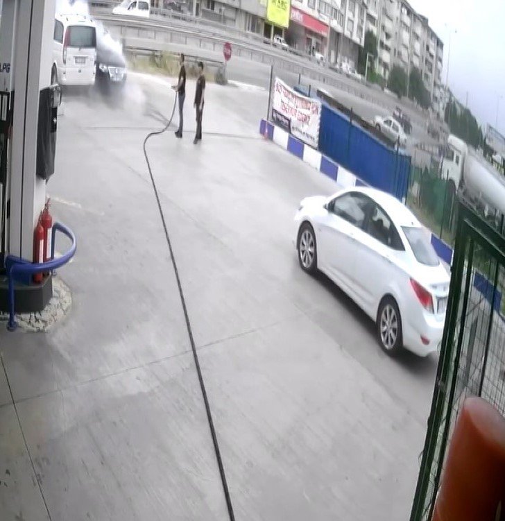 Akaryakıt istasyonunda erken müdahale faciayı önledi