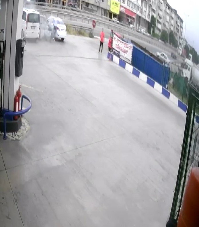 Akaryakıt istasyonunda erken müdahale faciayı önledi