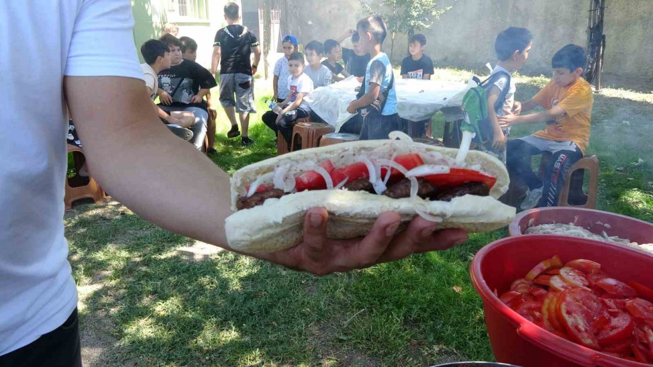Yaz Kur’an Kursu öğrencilerine mangalda köfte