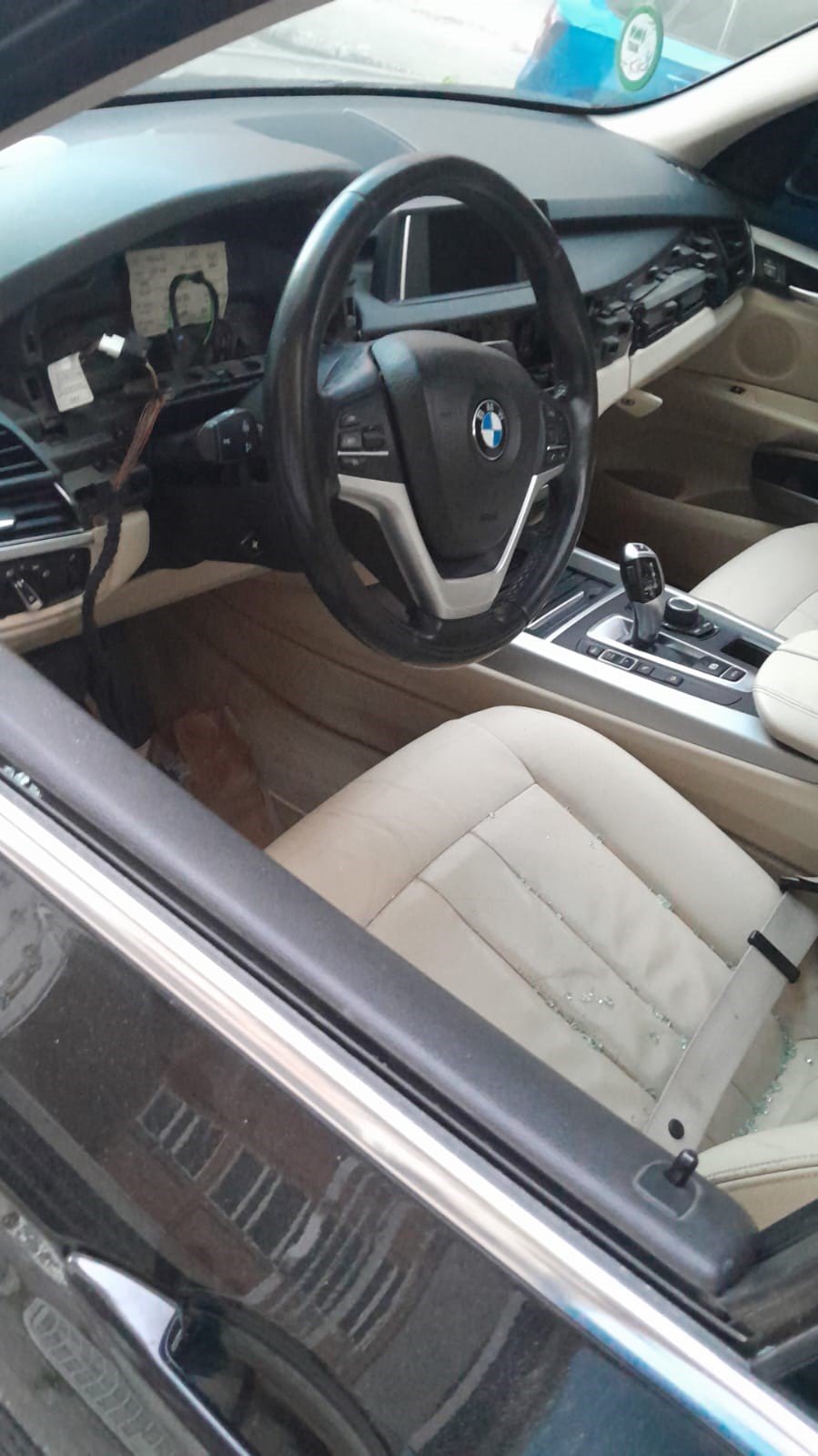 Küçükçekmece’de lüks araçlardan gösterge panel hırsızları kamerada