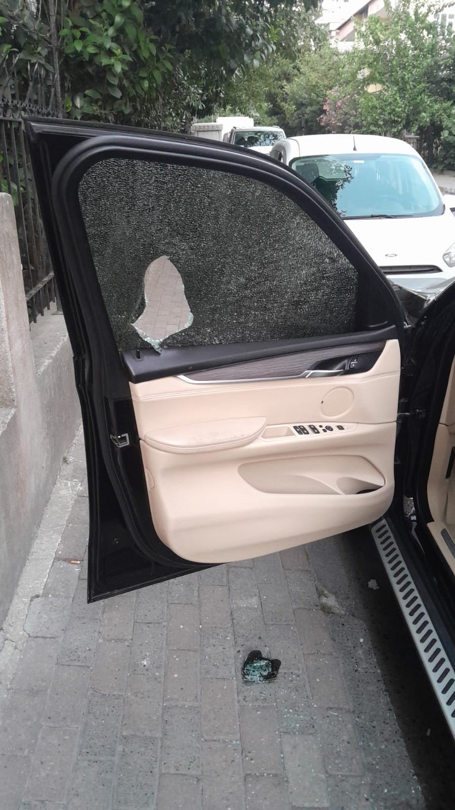 Küçükçekmece’de lüks araçlardan gösterge panel hırsızları kamerada