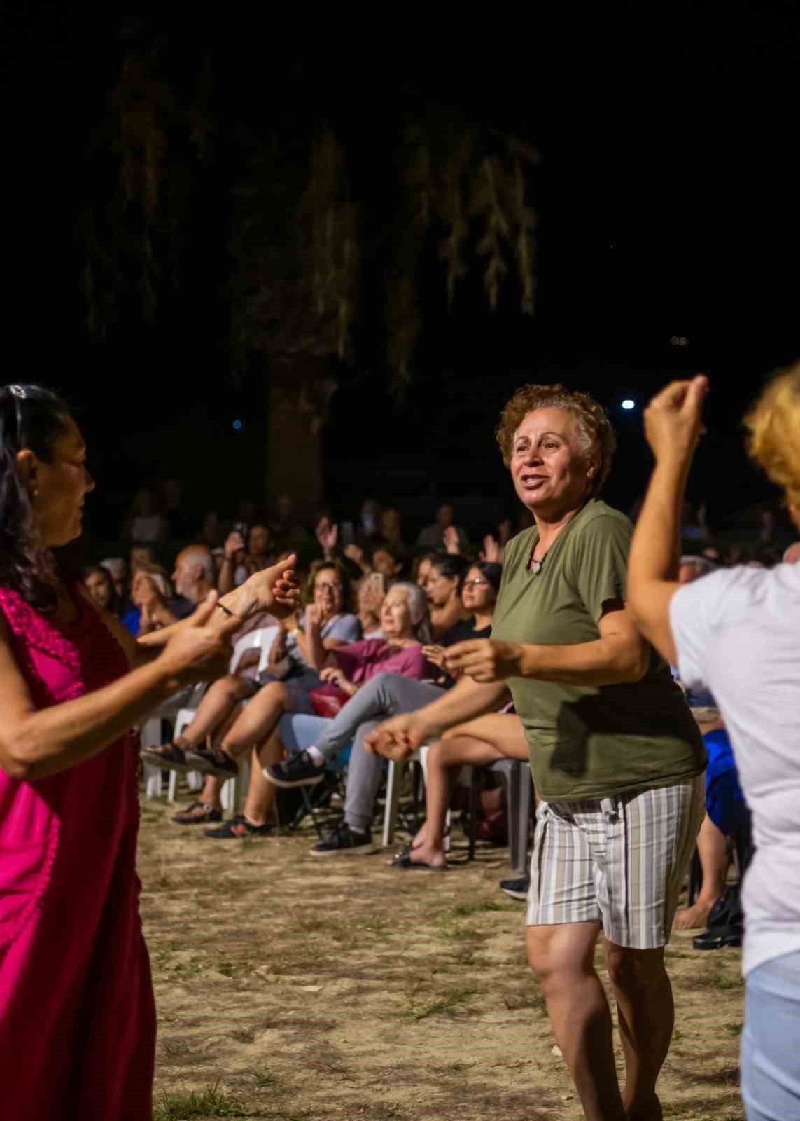 Kuşadası’nda yaz akşamları konserlerle şenleniyor