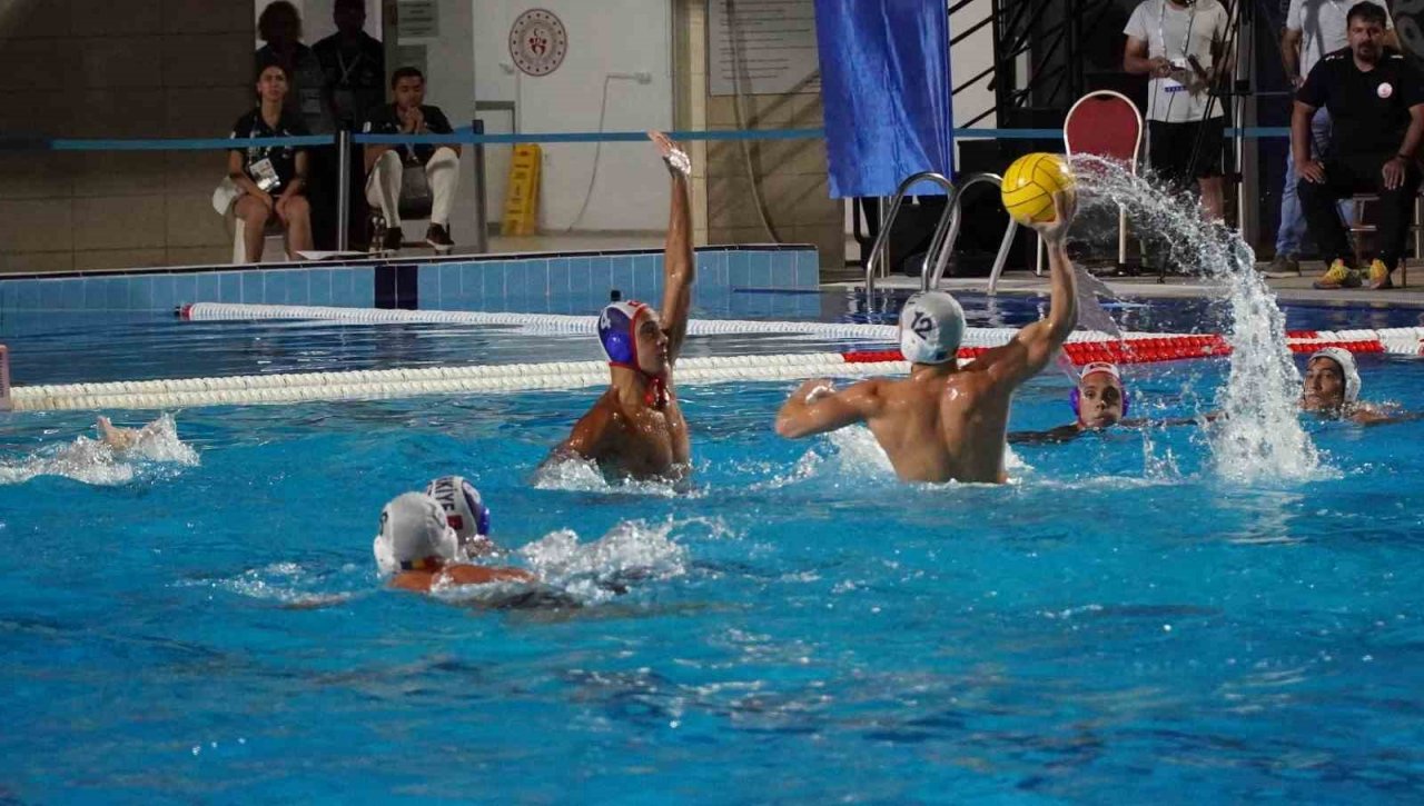 Milliler, U17 Avrupa Sutopu Şampiyonası’na galibiyetle başladı