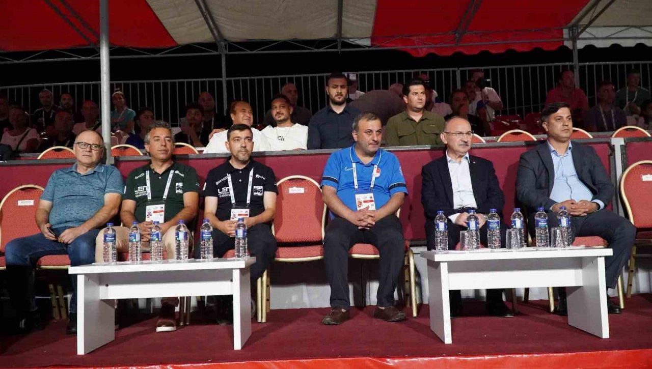 Milliler, U17 Avrupa Sutopu Şampiyonası’na galibiyetle başladı