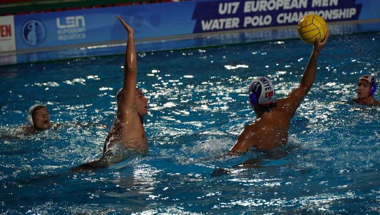 Milliler, U17 Avrupa Sutopu Şampiyonası’na galibiyetle başladı