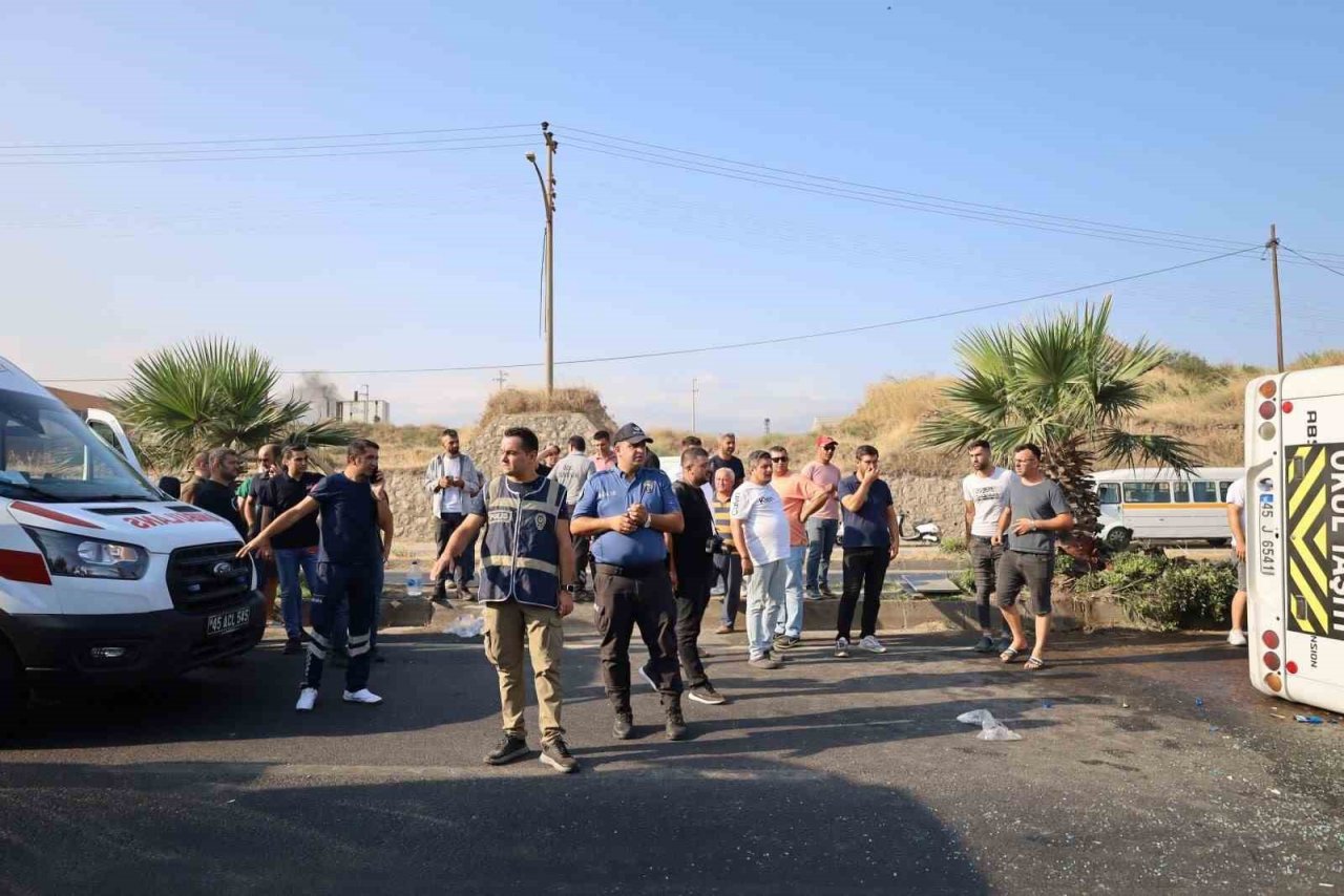 Turgutlu’da işçi servisi devrildi: 20 işçi yaralandı