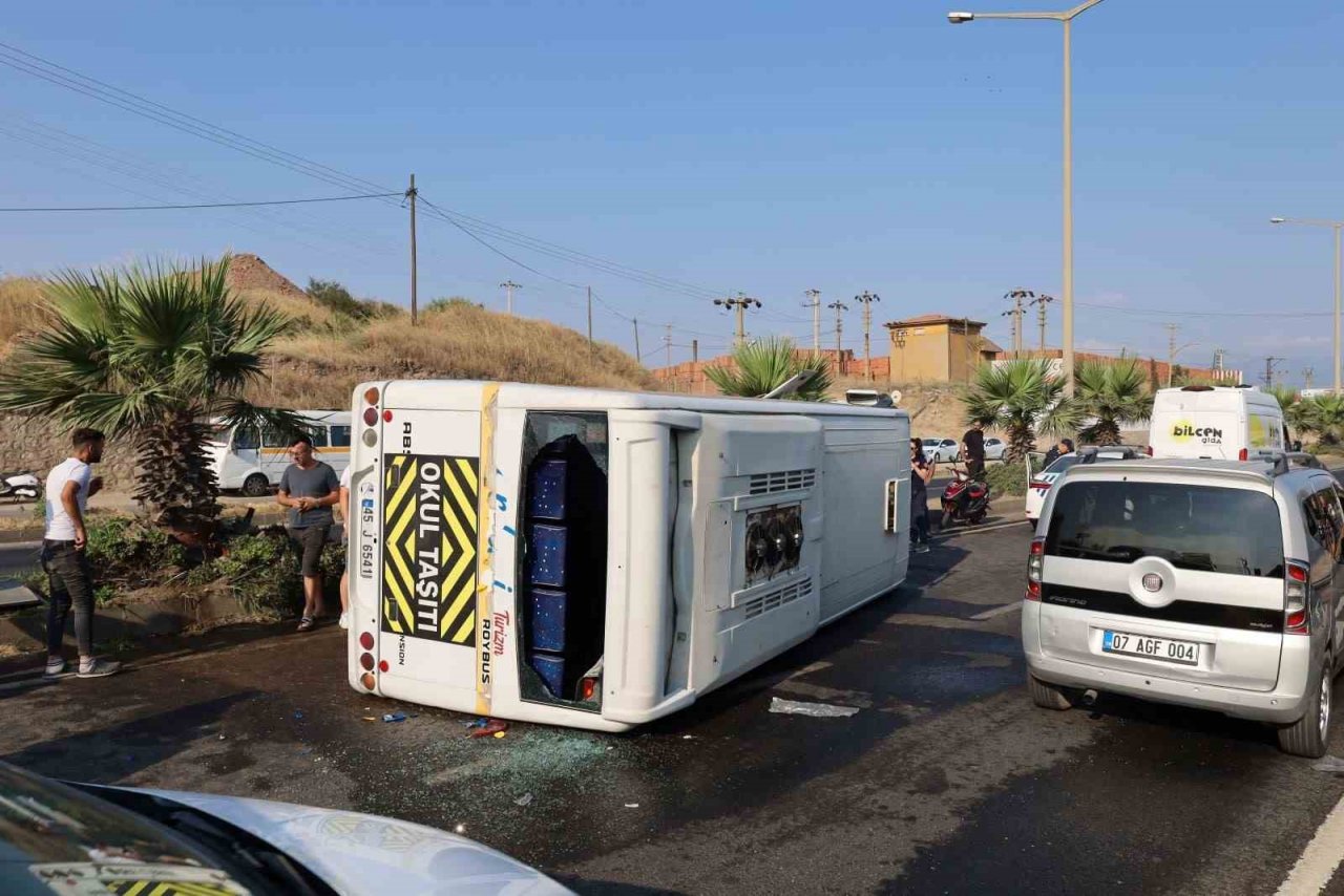 Turgutlu’da işçi servisi devrildi: 20 işçi yaralandı