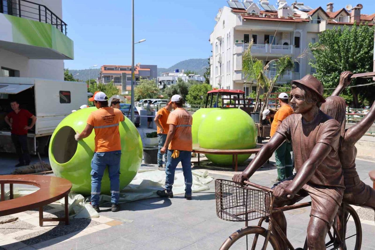 Marmaris’te dev saksılar ilgi çekti