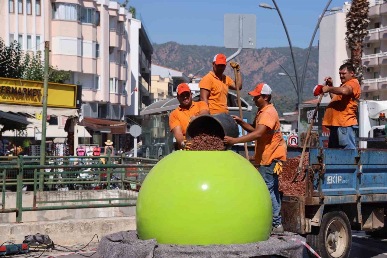 Marmaris’te dev saksılar ilgi çekti
