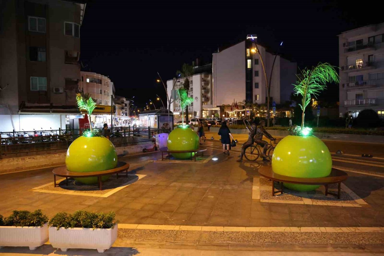 Marmaris’te dev saksılar ilgi çekti