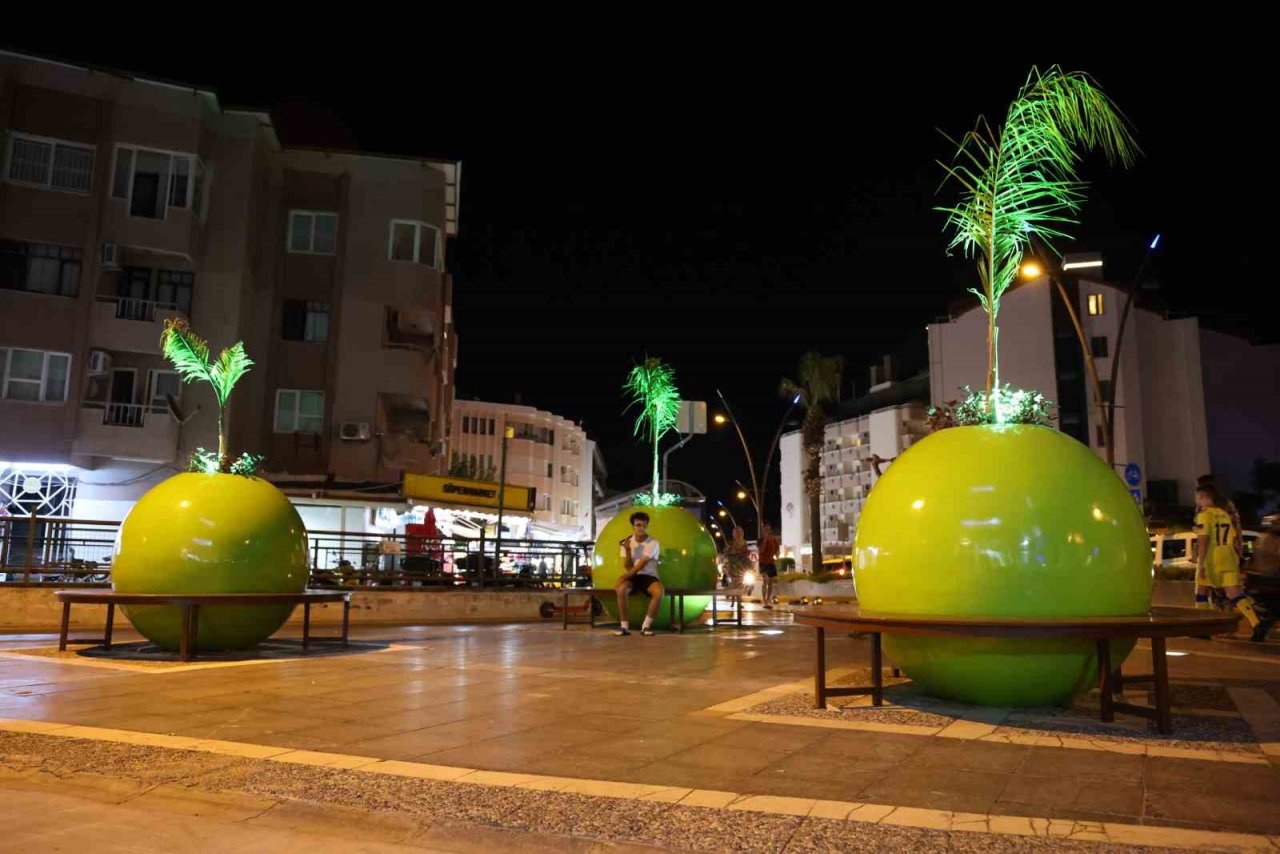 Marmaris’te dev saksılar ilgi çekti