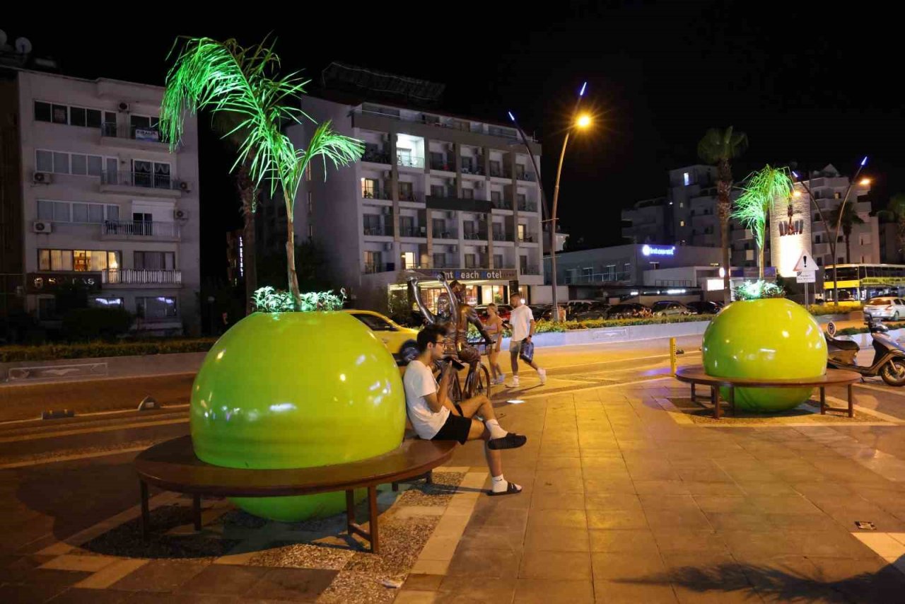 Marmaris’te dev saksılar ilgi çekti
