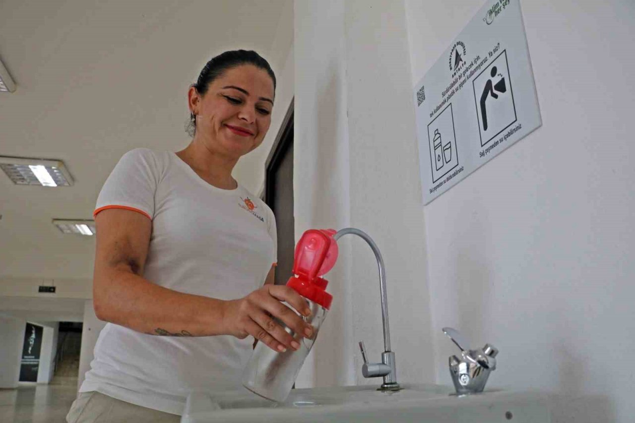 Suyu cam matarada içmeye başladılar, 6 ayda 1,5 ton plastik atığın önüne geçtiler