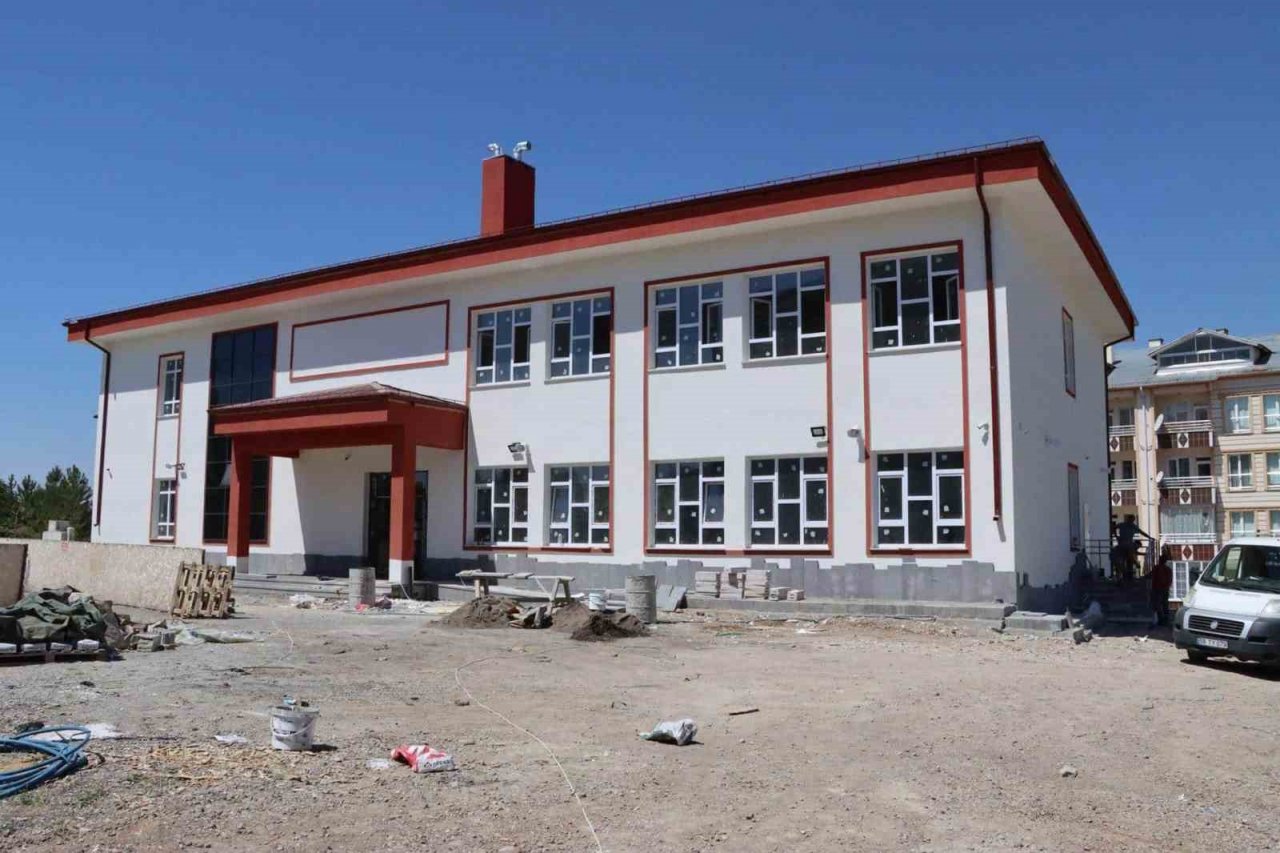 Eğitim öğretim sezonuna yetiştirilmek istenen okullarda yoğun mesai