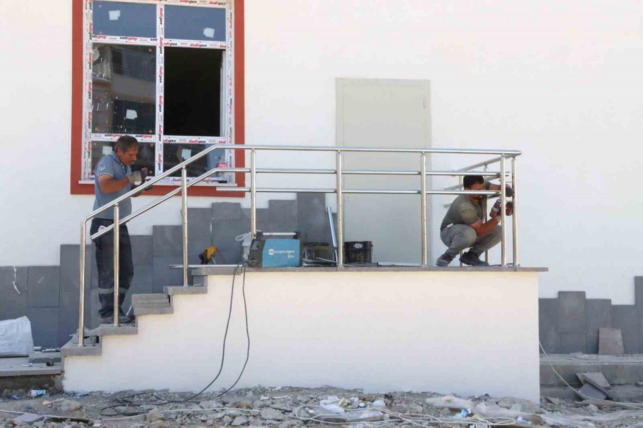 Eğitim öğretim sezonuna yetiştirilmek istenen okullarda yoğun mesai