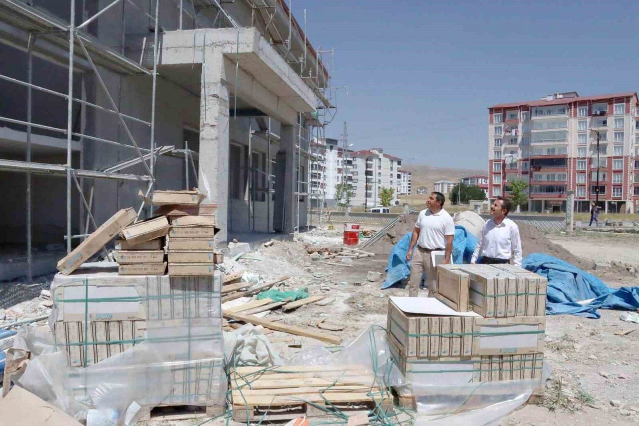Eğitim öğretim sezonuna yetiştirilmek istenen okullarda yoğun mesai