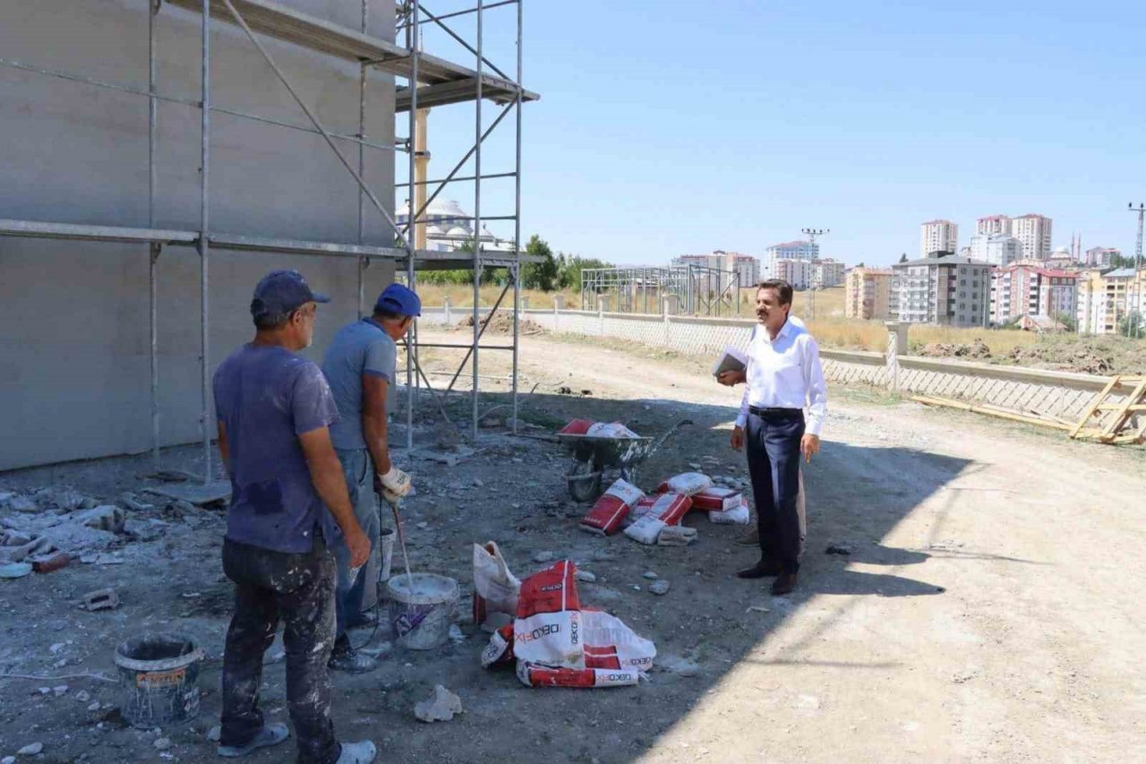 Eğitim öğretim sezonuna yetiştirilmek istenen okullarda yoğun mesai