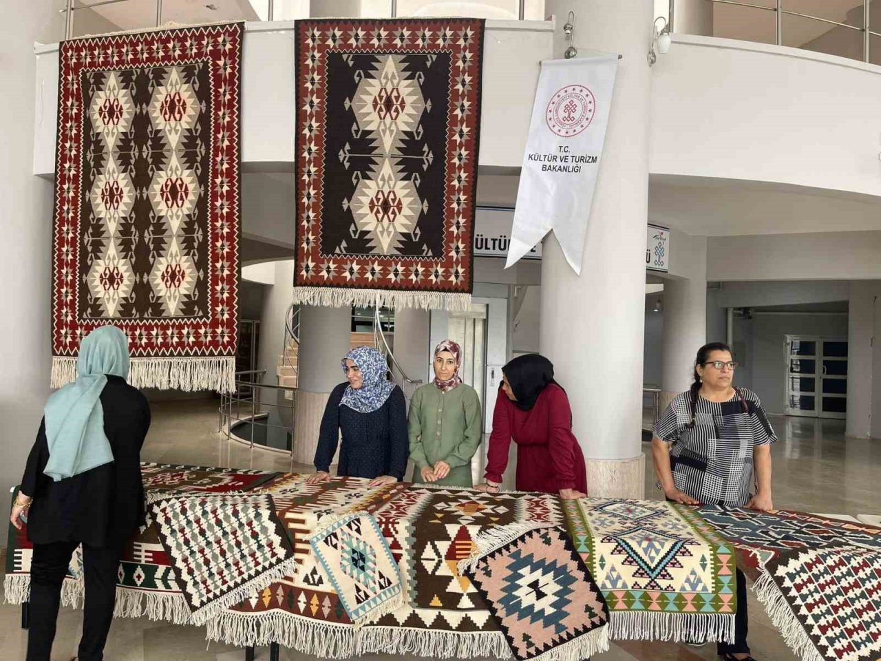 Osmaniye’de yöresel kilim dokuma sergisi