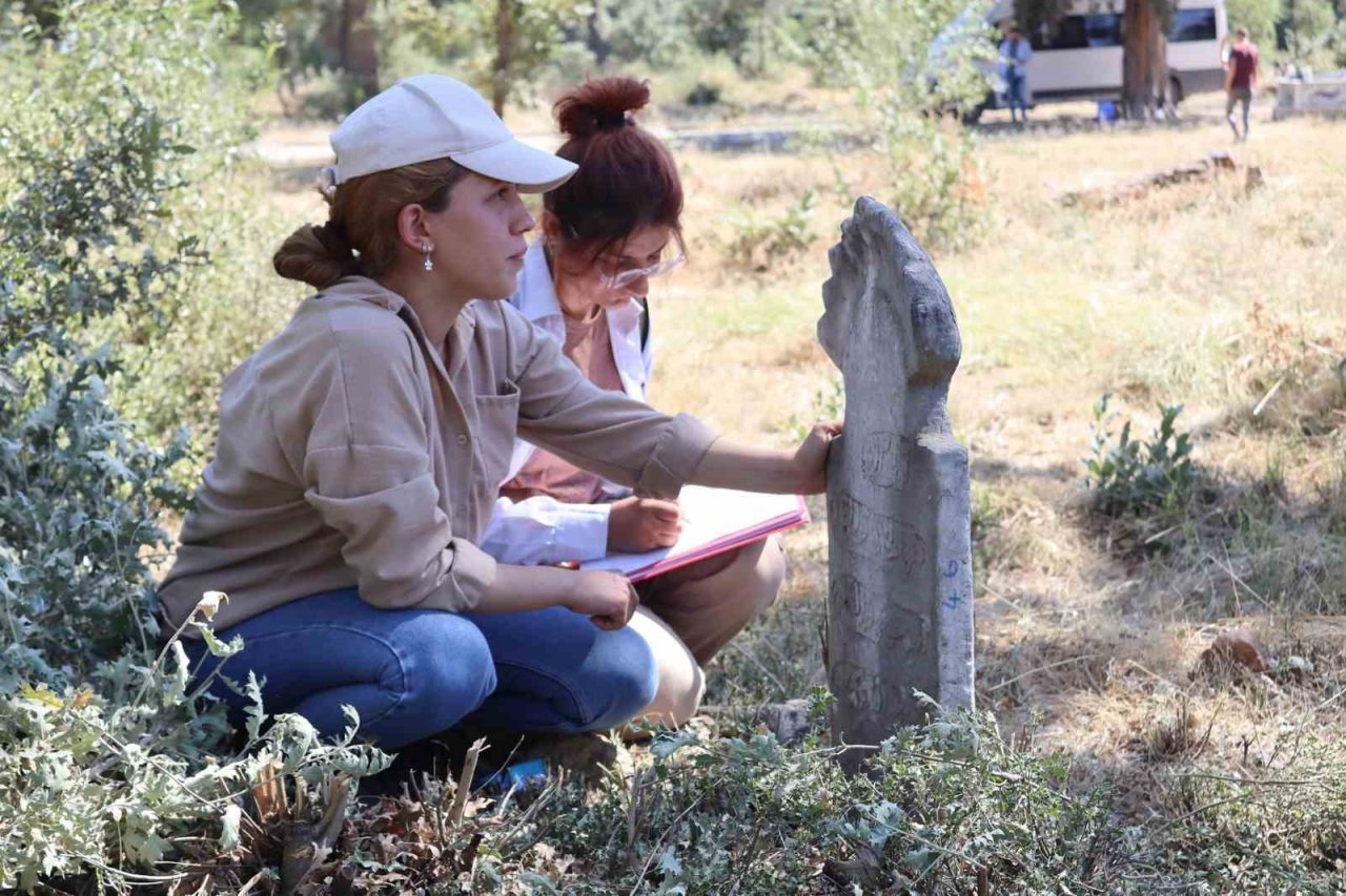 43 mezarlıkta Osmanlı dönemine ait mezar taşları incelendi