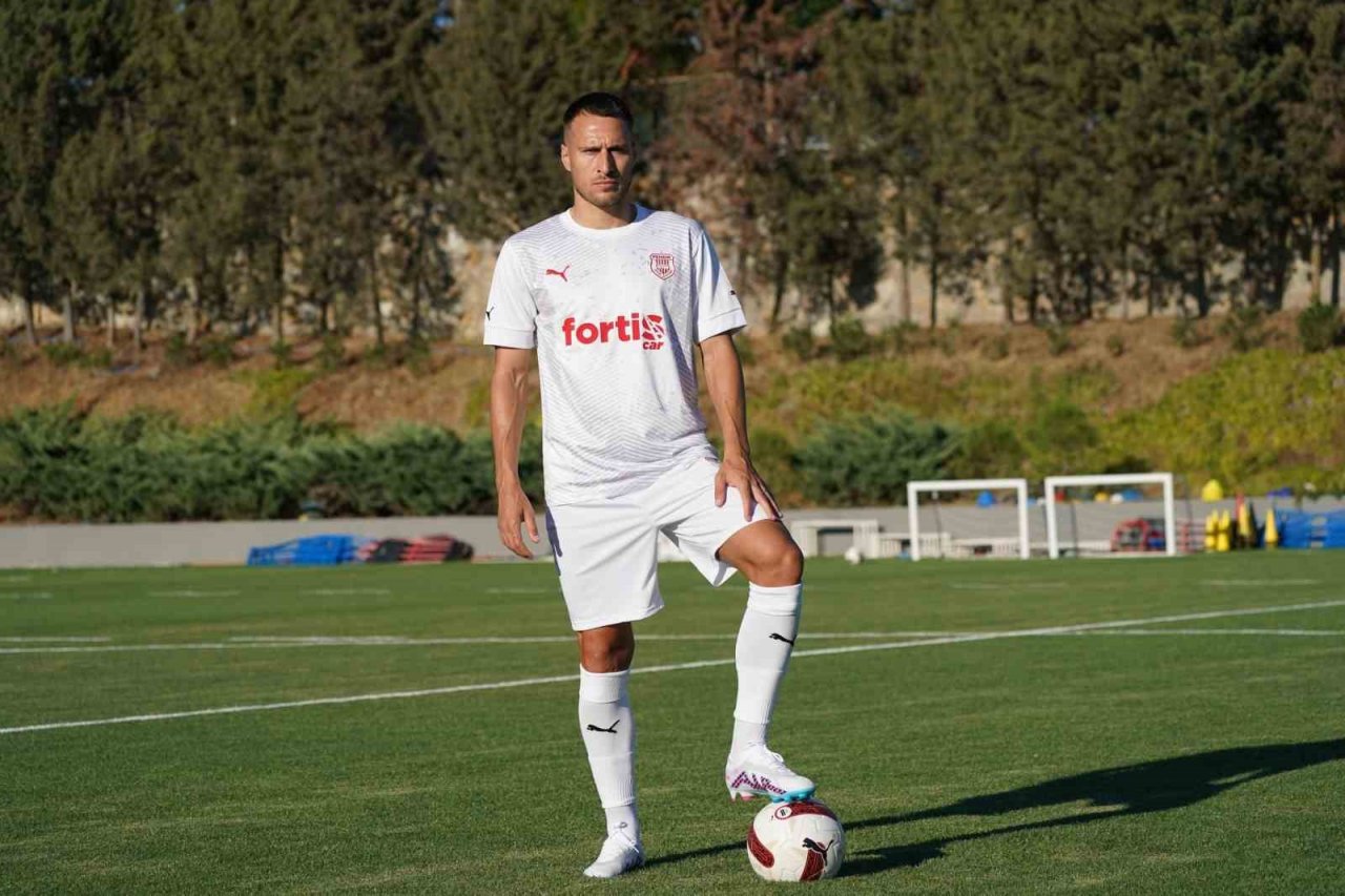 Pendikspor yeni sezon formalarını tanıttı