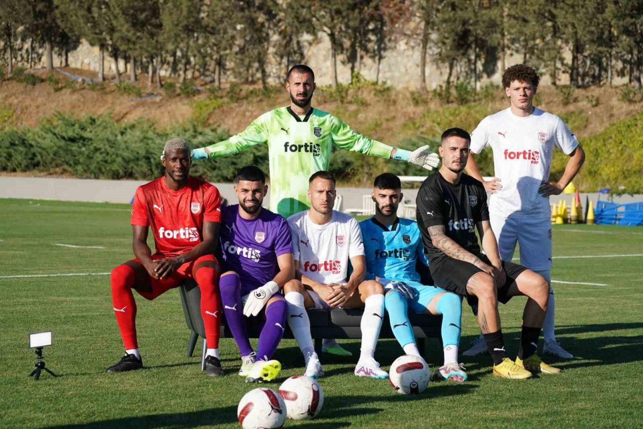 Pendikspor yeni sezon formalarını tanıttı