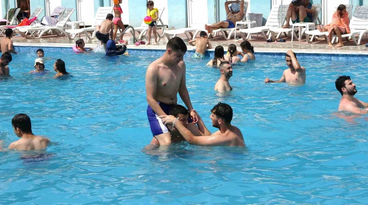 Sıcaktan bunalan vatandaşlar termal havuzlara koşuyor