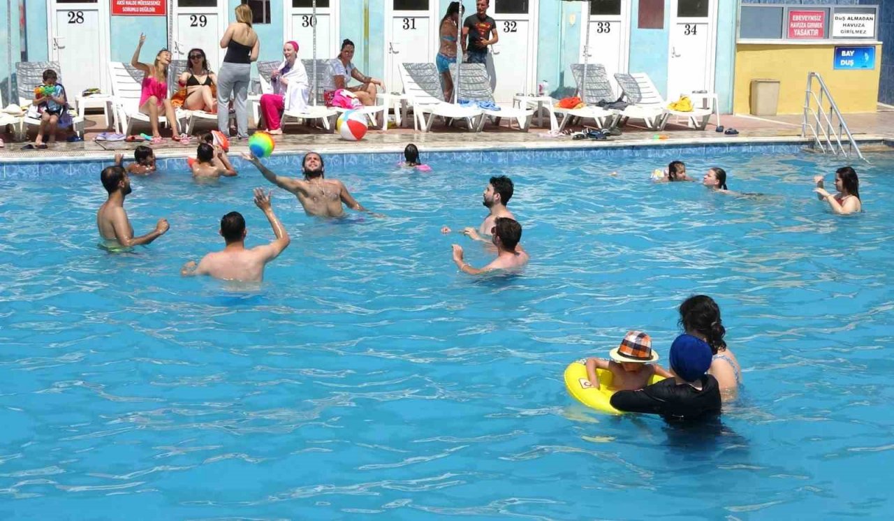 Sıcaktan bunalan vatandaşlar termal havuzlara koşuyor