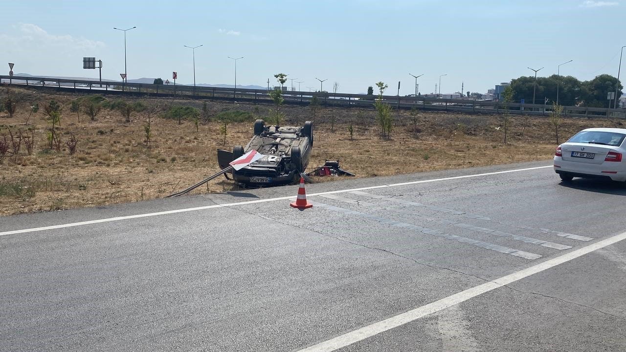 Kontrolden çıkan araç ters döndü, kadın sürücü yaralandı