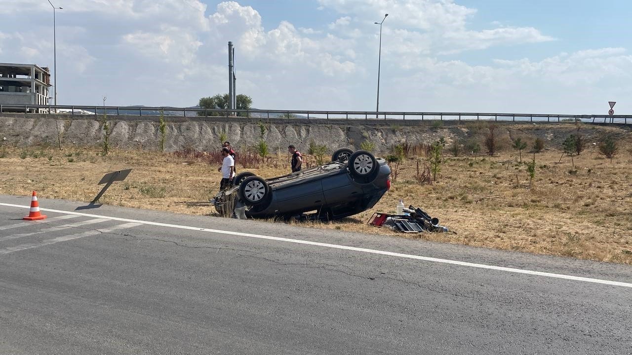 Kontrolden çıkan araç ters döndü, kadın sürücü yaralandı