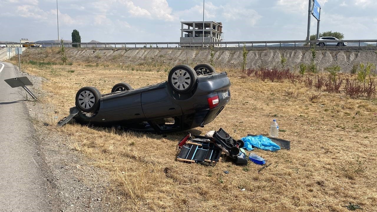 Kontrolden çıkan araç ters döndü, kadın sürücü yaralandı