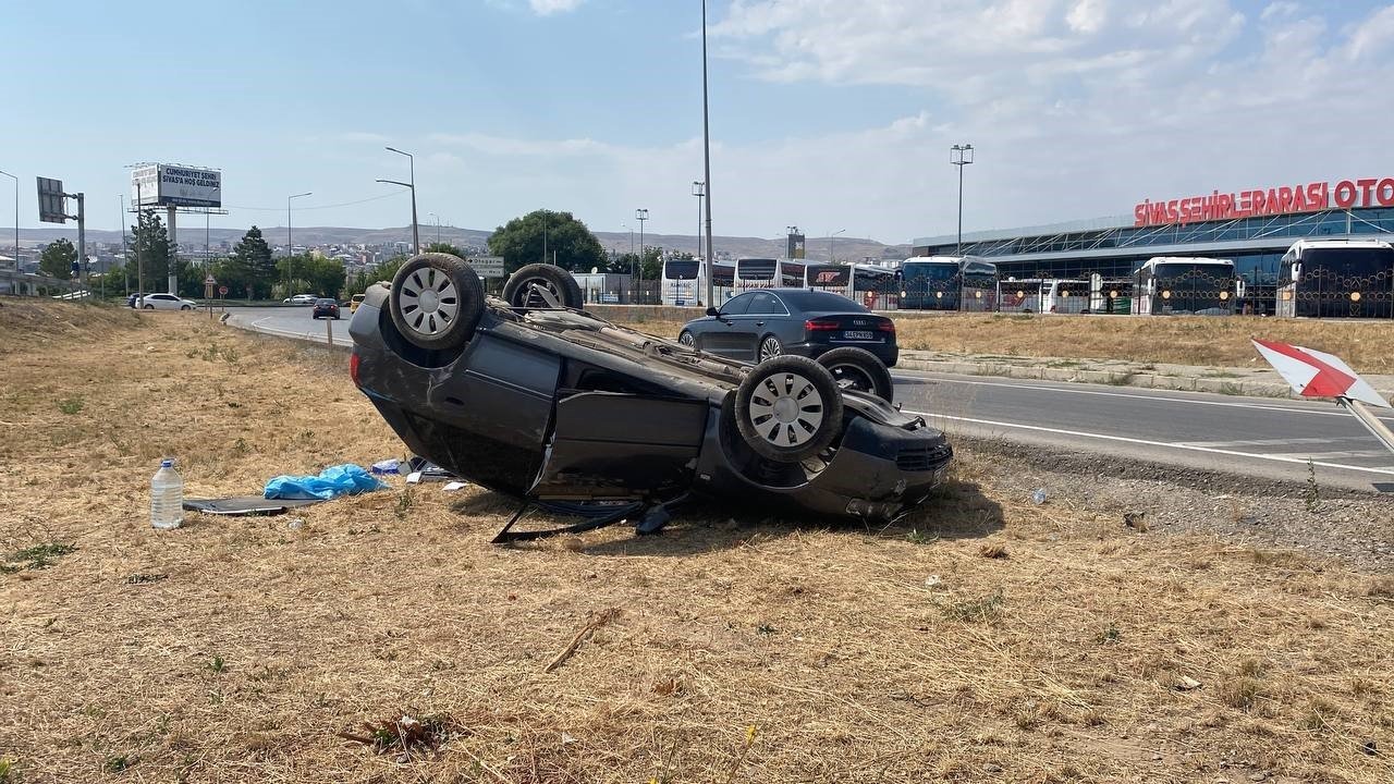Kontrolden çıkan araç ters döndü, kadın sürücü yaralandı