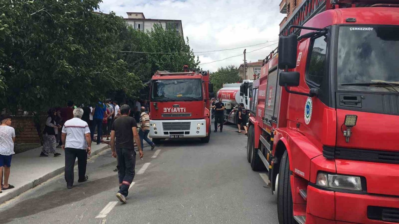 Gecekonduda korkutan yangın: Yangında tartışma çıktı 2 gözaltı