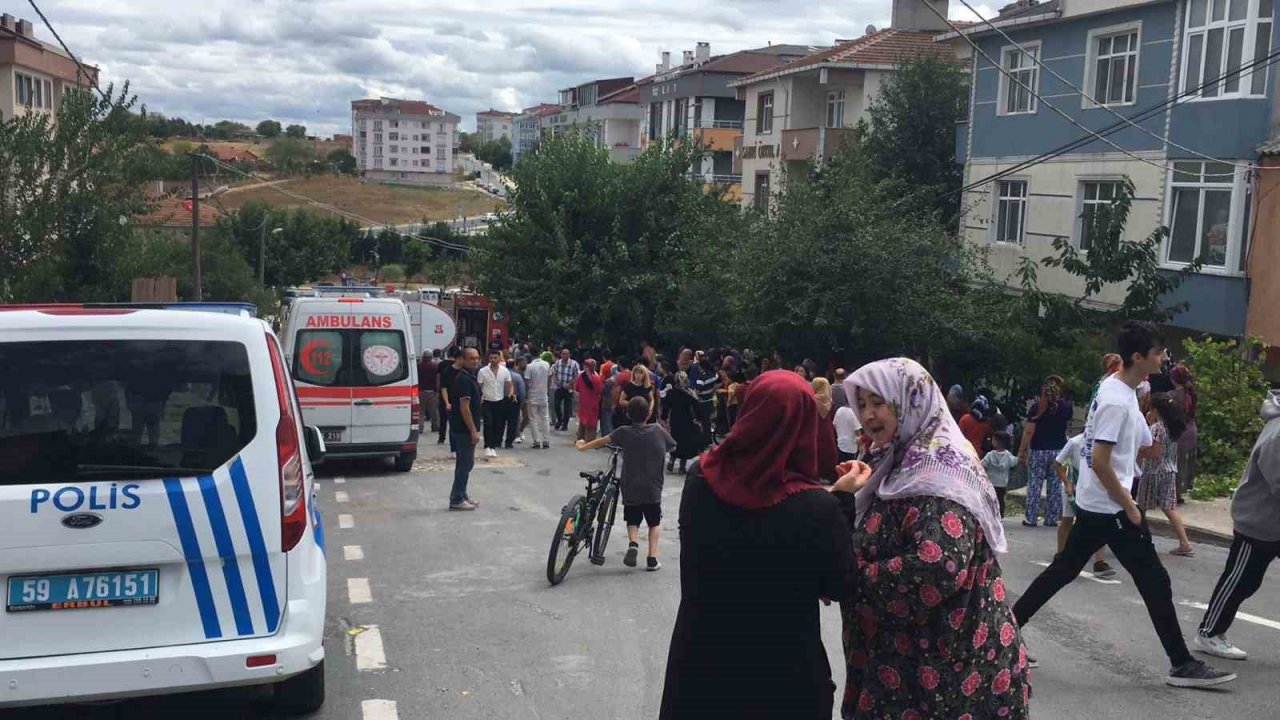 Gecekonduda korkutan yangın: Yangında tartışma çıktı 2 gözaltı