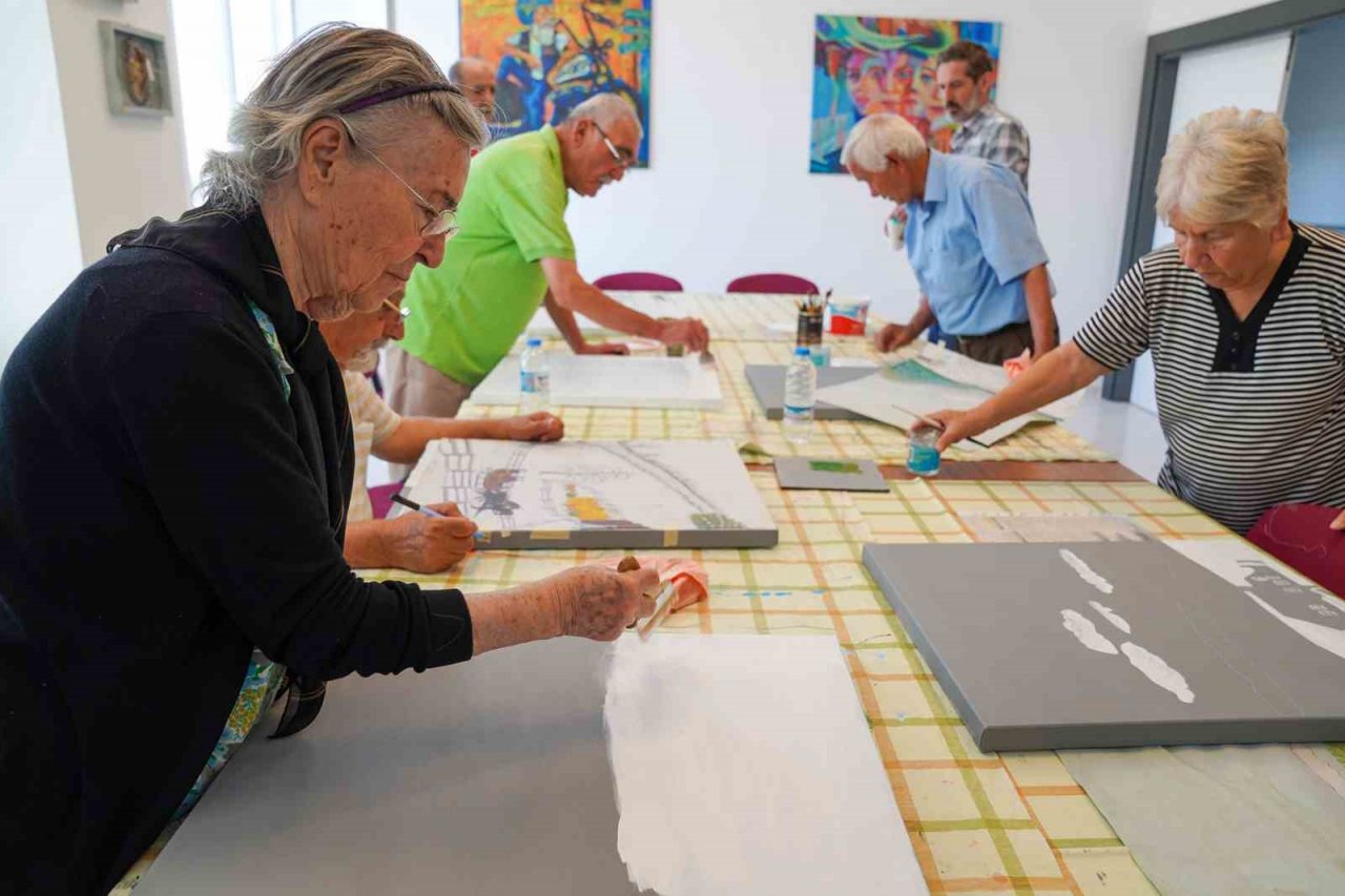 Deneyimli vatandaşlar hem eğleniyor hem sosyalleşiyor