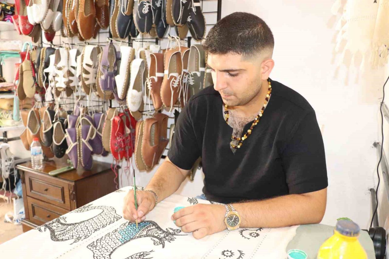 Tek erkek yazma ustası, tarih öğretmeni olarak atanamadı tarihe sahip çıkmaya karar verdi