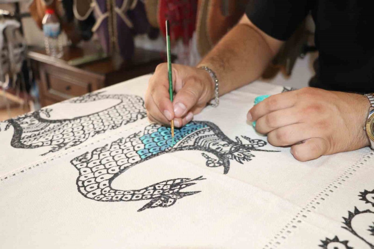 Tek erkek yazma ustası, tarih öğretmeni olarak atanamadı tarihe sahip çıkmaya karar verdi