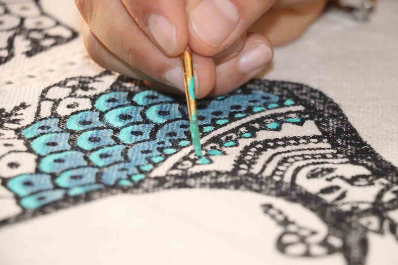 Tek erkek yazma ustası, tarih öğretmeni olarak atanamadı tarihe sahip çıkmaya karar verdi