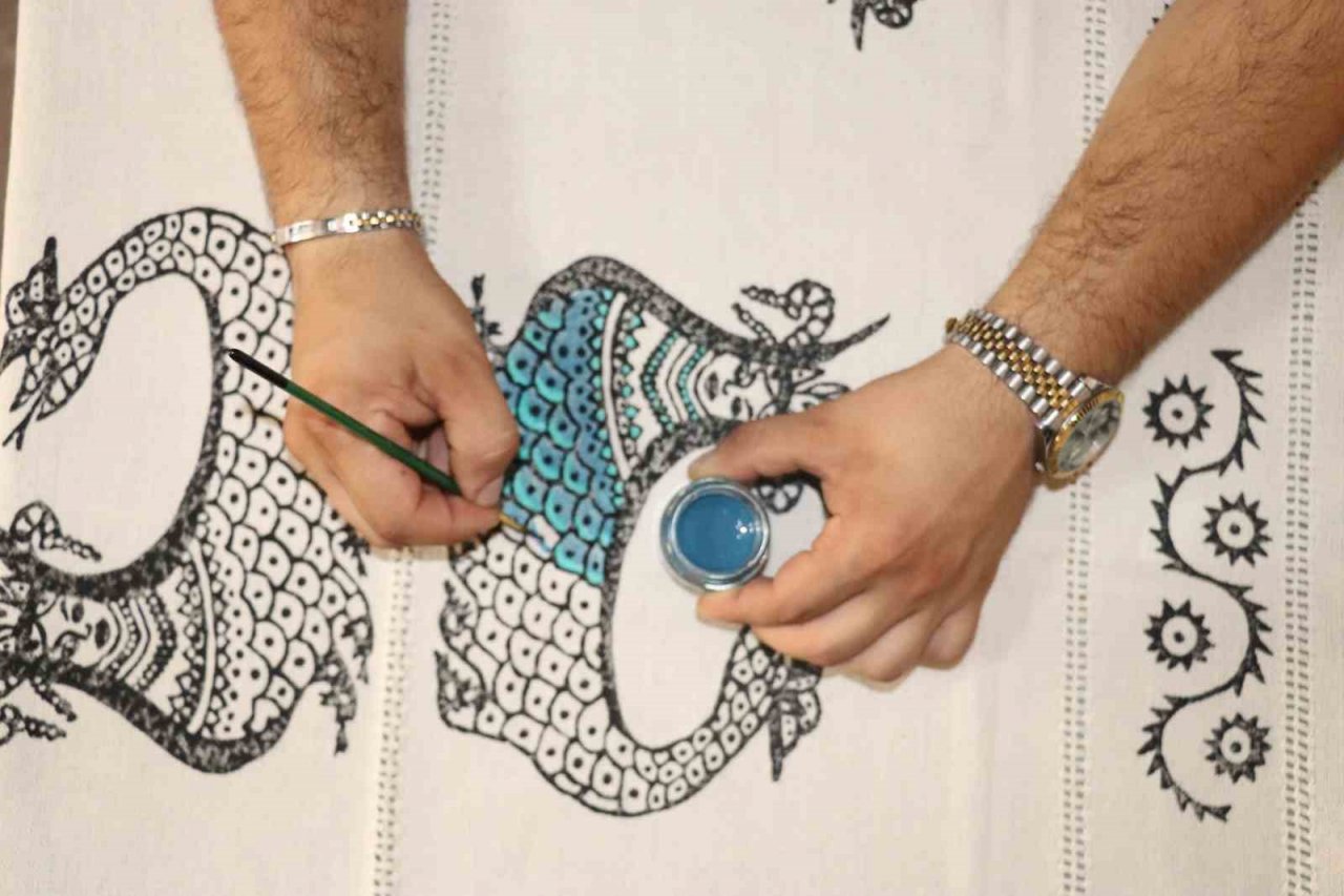 Tek erkek yazma ustası, tarih öğretmeni olarak atanamadı tarihe sahip çıkmaya karar verdi