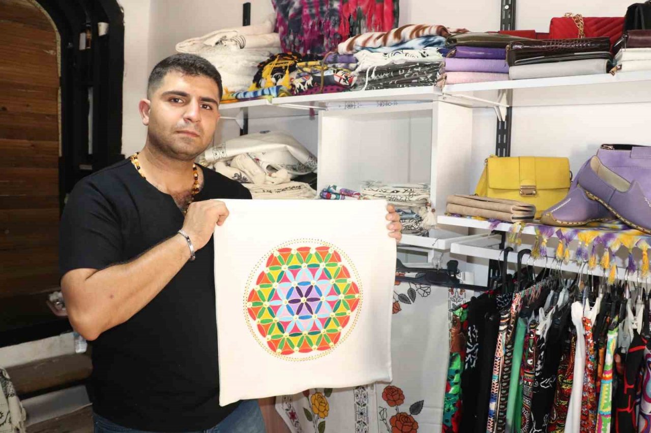 Tek erkek yazma ustası, tarih öğretmeni olarak atanamadı tarihe sahip çıkmaya karar verdi