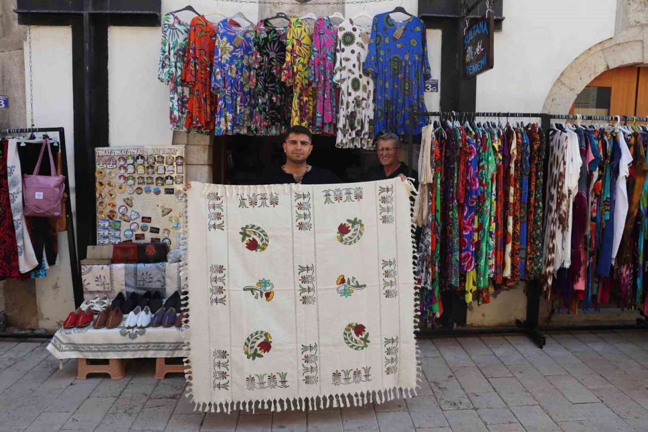 Tek erkek yazma ustası, tarih öğretmeni olarak atanamadı tarihe sahip çıkmaya karar verdi