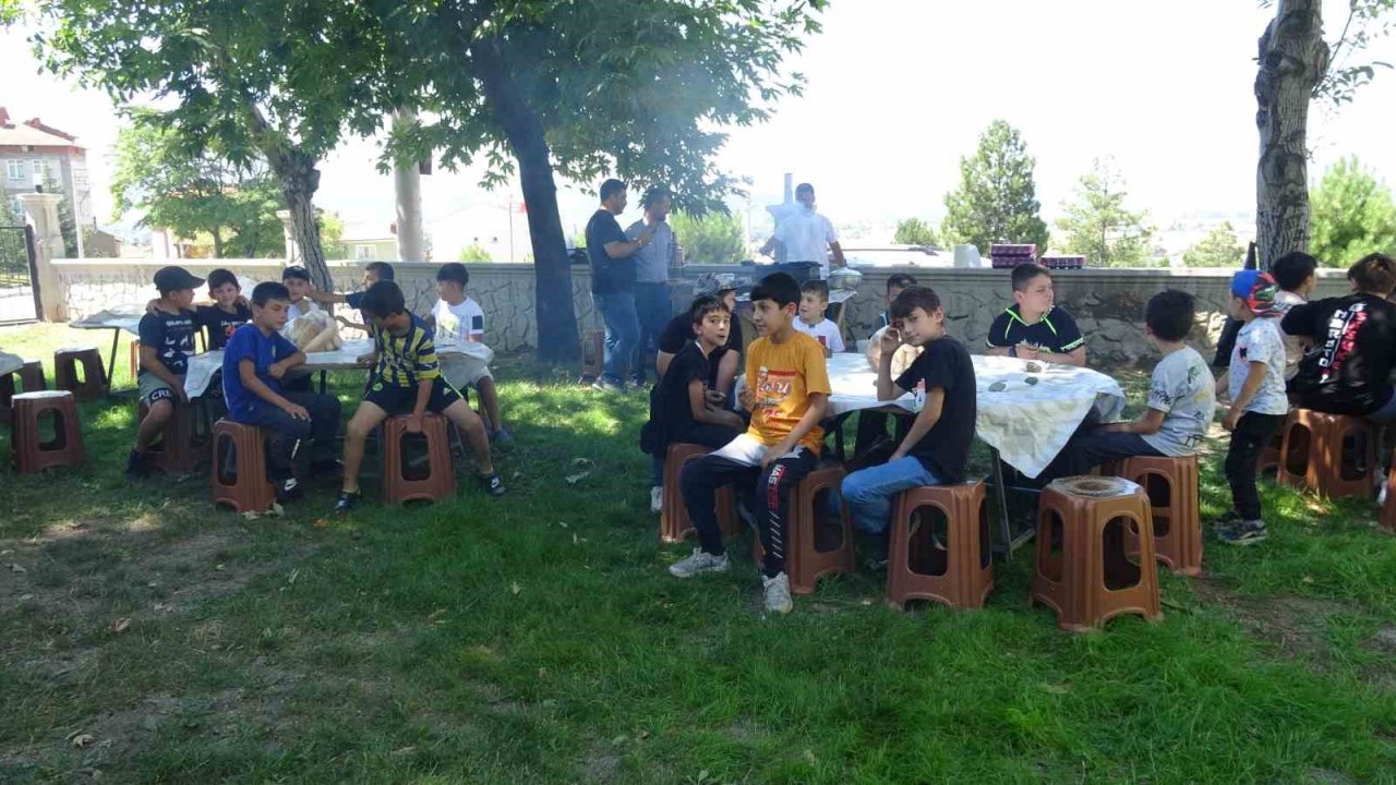 Yaz Kur’an Kursu öğrencilerine mangalda köfte