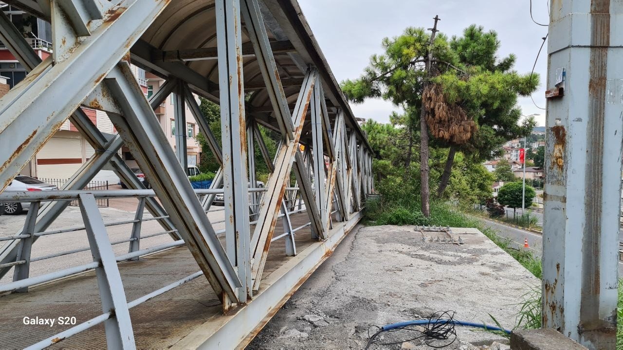 Alaplı Erdem yuvayı birleştiren üst geçit yenileniyor