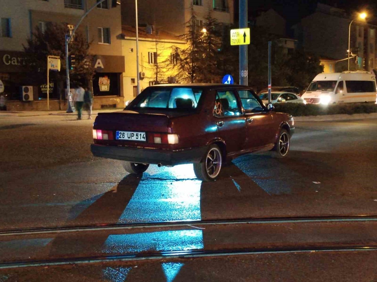 Kırmızı ışığa rağmen sürat yaptığı iddia edilen otomobil bisikletli kız çocuğuna çarptı